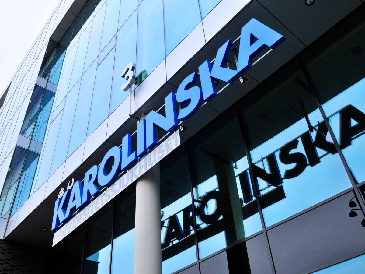 Sjukhusbyggnad glasfasad Karolinska i blått