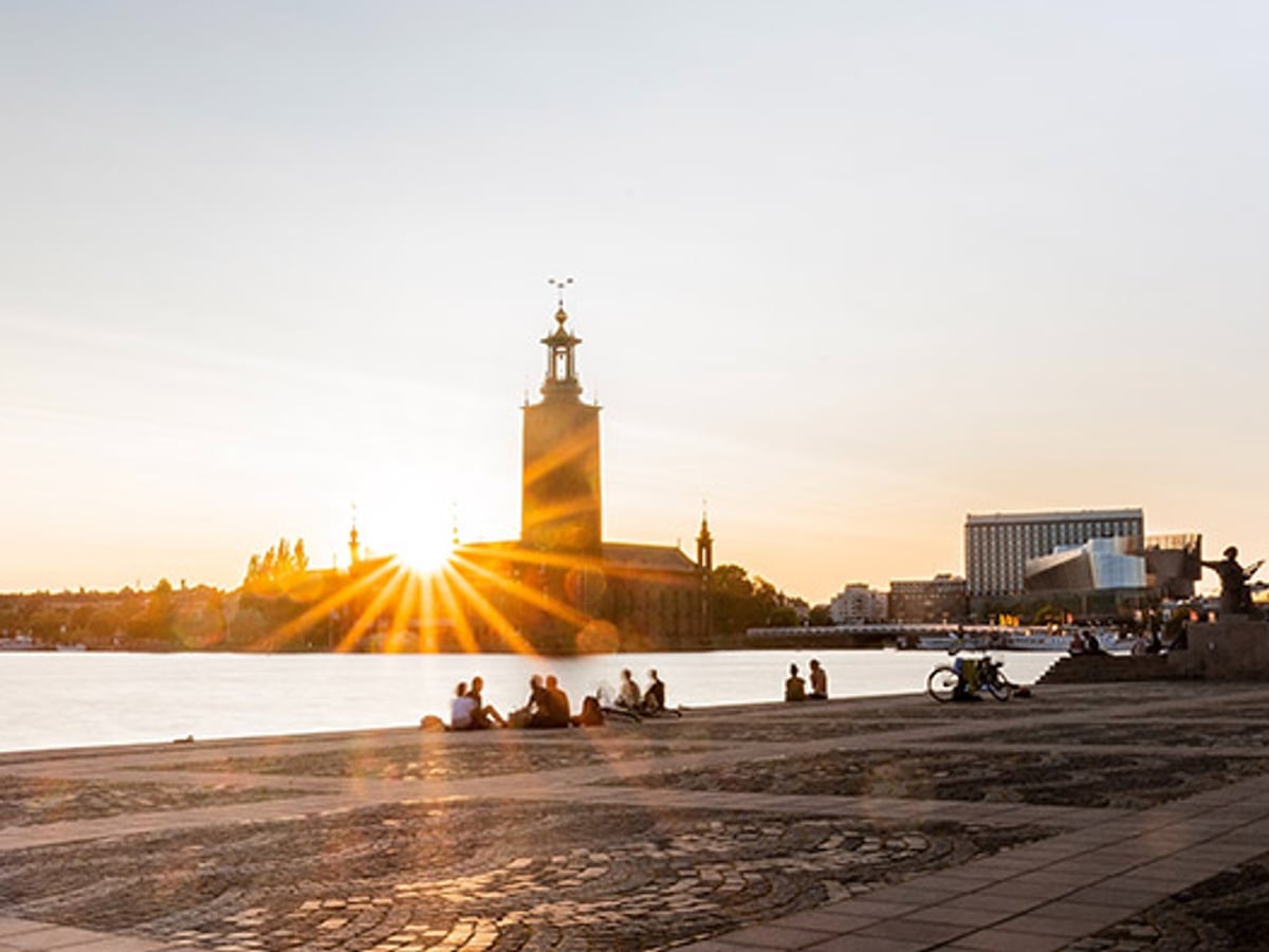 Bild tagen från Riddarholmen över Stockholm stadshus med solnedgång